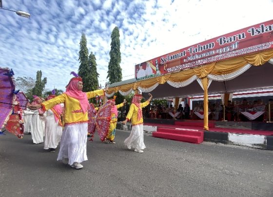 Salah satu kelompok peserta saa tPawai Taaruf Tahun Baru Islam memperagakan gerakan payung di hadapan seluruh masyarakat Kotim, Selasa, 18 Juli 2023.