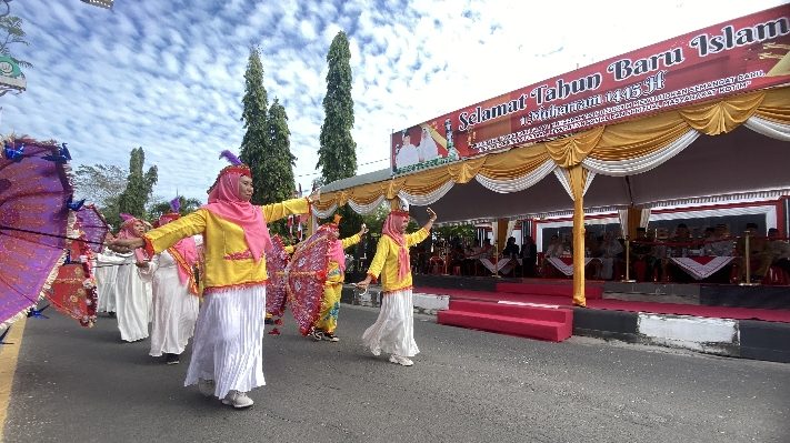 Salah satu kelompok peserta saa tPawai Taaruf Tahun Baru Islam memperagakan gerakan payung di hadapan seluruh masyarakat Kotim, Selasa, 18 Juli 2023.