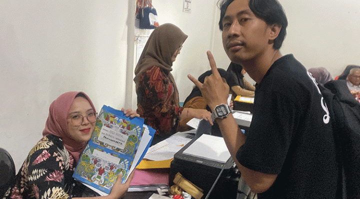 Salah satu perwakilan cabor Esports Palangka Raya menyerahkan berkas atlet ke Sekretariat KONI Kotim, Kamis, 6 Juli 2023.