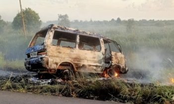 Sebuag minibus dengan nomor polisi KH 1917 FA terbakar setelah mengalami kecelakaan di Jalan Kuala Pembuang Sampit Km. 7, Desa Pematang Panjang.