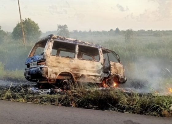 Sebuag minibus dengan nomor polisi KH 1917 FA terbakar setelah mengalami kecelakaan di Jalan Kuala Pembuang Sampit Km. 7, Desa Pematang Panjang.