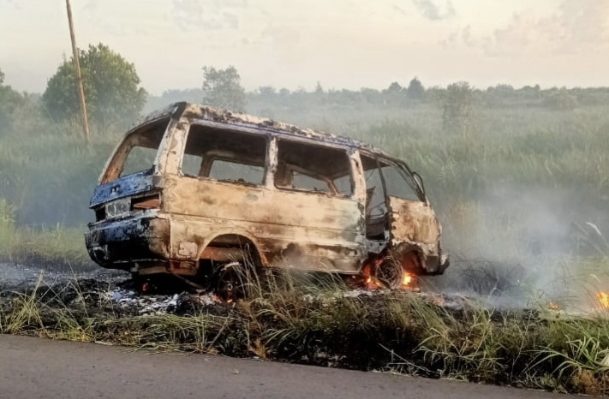 Sebuag minibus dengan nomor polisi KH 1917 FA terbakar setelah mengalami kecelakaan di Jalan Kuala Pembuang Sampit Km. 7, Desa Pematang Panjang.
