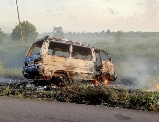 Kecelakaan Lalu Lintas di Seruyan Hilir Timur, Sebuah Minibus Terbakar