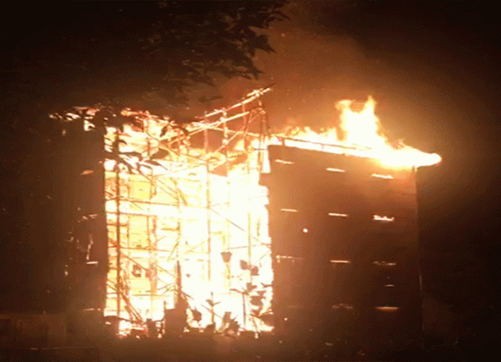 Sebuah bangunan sarang bung walet di Pahandut Seberang, Palangka Raya terbakar, Kamis malam, 6 Juli 2023.