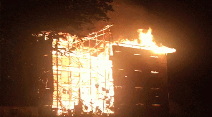 Sebuah bangunan sarang bung walet di Pahandut Seberang, Palangka Raya terbakar, Kamis malam, 6 Juli 2023.