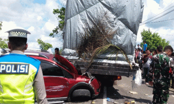 Sebuah truk fuso muatan batako ringan arah Sampit mengalami kecelakaan di Jembatan Sei Katingan dengan menabrak 3 mobil lainnya karena truk saat menanjak di jembatan tiba tiba mundur, Kamis, 6 Juli 2023.