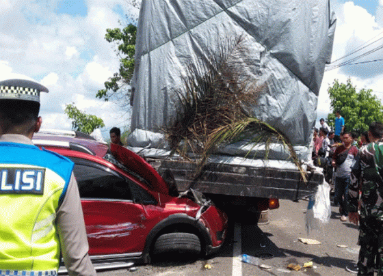 Sebuah truk fuso muatan batako ringan arah Sampit mengalami kecelakaan di Jembatan Sei Katingan dengan menabrak 3 mobil lainnya karena truk saat menanjak di jembatan tiba tiba mundur, Kamis, 6 Juli 2023.