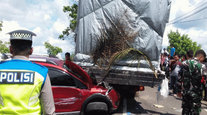 Sebuah truk fuso muatan batako ringan arah Sampit mengalami kecelakaan di Jembatan Sei Katingan dengan menabrak 3 mobil lainnya karena truk saat menanjak di jembatan tiba tiba mundur, Kamis, 6 Juli 2023.