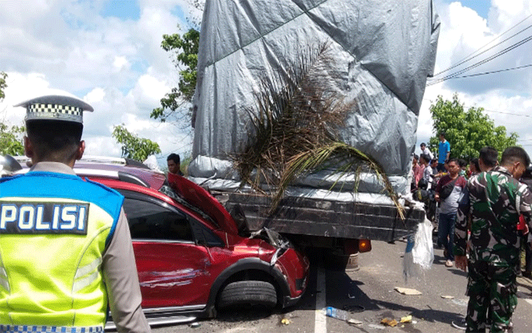 Truk Fuso Sarat Muatan Kecelakaan di Jembatan Sei Katingan, 3 Mobil Tertabrak
