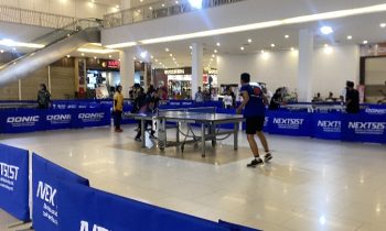 Sejumkah atlet tenis meja dati Kabupaten Kotawaringin Barat saat pemanasan di Citimall Sampit, Selasa, 25 Juli 2023.