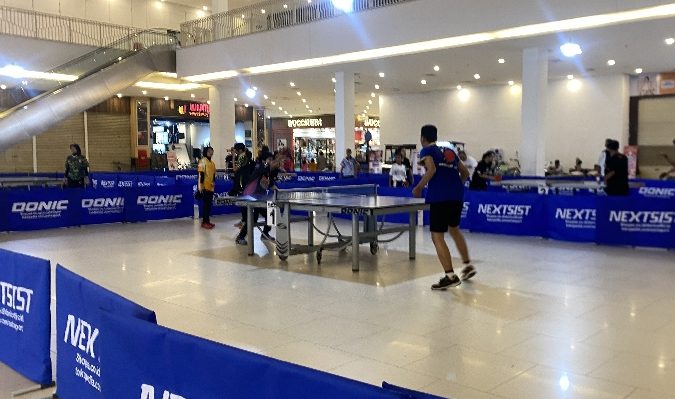 Sejumkah atlet tenis meja dati Kabupaten Kotawaringin Barat saat pemanasan di Citimall Sampit, Selasa, 25 Juli 2023.