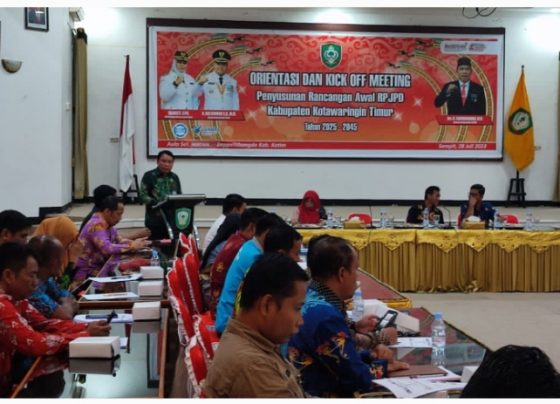 Sekda Kotim, Fajrurrahman membuka Orientasi dan Kickoff Meeting Penyusunan Ranwal RPJPD Kotim 2025 2045 di Bappelitbangda Kotim, Jumat, 28 Juli 2023.