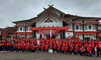 Sekda Murung Raya Hermon foto bersama kontingen sebelum berangkat mengikuti Festival Budaya Isen Mulang ke Palangka Raya, di halaman Kantor Bupati Murung Raya, Jumat 19 Mei 2023.