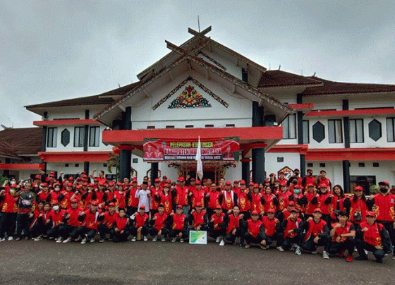 Sekda Murung Raya Hermon foto bersama kontingen sebelum berangkat mengikuti Festival Budaya Isen Mulang ke Palangka Raya, di halaman Kantor Bupati Murung Raya, Jumat 19 Mei 2023.