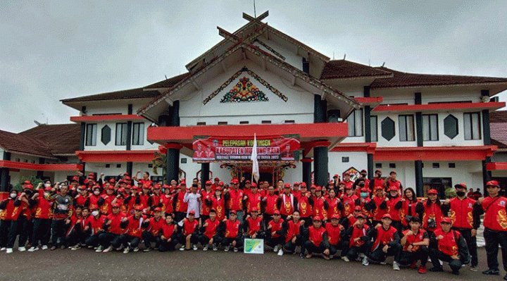 Sekda Murung Raya Hermon foto bersama kontingen sebelum berangkat mengikuti Festival Budaya Isen Mulang ke Palangka Raya, di halaman Kantor Bupati Murung Raya, Jumat 19 Mei 2023.