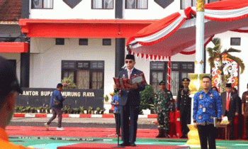 Sekretaris Daerah Murung Raya Hermon saat membacakan amanat President Jokowi Dodo saat upacara dalam rangka memperingati hari lahir Pancasila, di halaman kantor Bupati Murung Raya pada Kamis 1 Juni 2023.