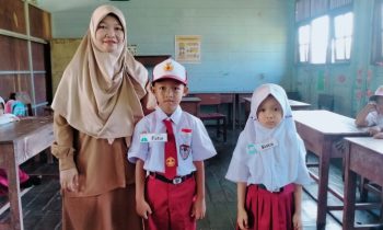 Seorang guru SDN 3 Kota Besi Hilir bersama dengan para peserta didik baru yang mengikuti MPLS, Rabu, 12 Juli 2023.