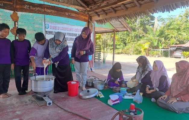 Siswa SDN 3 Kota Besi Hilir membuat bubur Asyura dalam rangka memperingati 10 Muharram, Jumat, 28 Juli 2023.