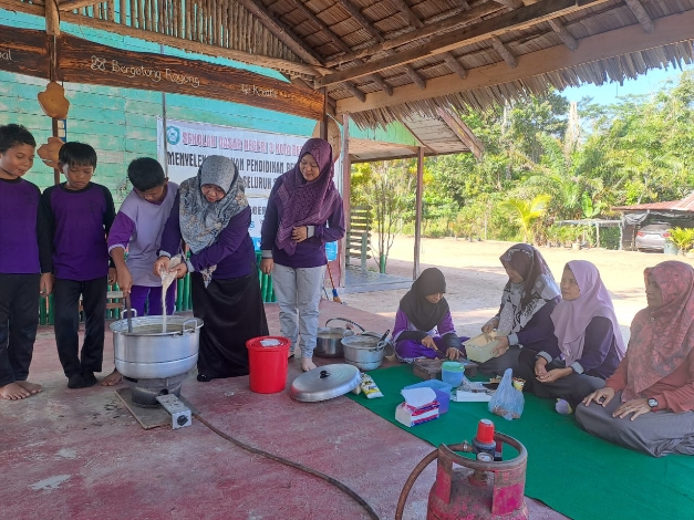 Siswa SDN 3 Kota Besi Hilir Peringati 10 Muharram dengan Membuat Bubur Asyura