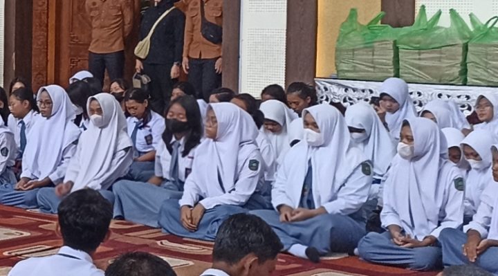 Siswa SMA di Kotawaringin Timur betkumpul dalam sebuah kesempatan.