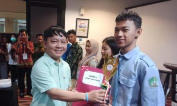 Siswa SMKN 2 Sampit, M. Nur Faqih kanan peraih juara 1 seni tari FLS2N tingkat Provinsi Kalteng di Palangka Raya pada 10 12 Juli 2023.