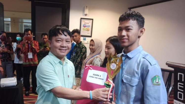 Siswa SMKN 2 Sampit Juara 1 Seni Tari FLS2N Tingkat Provinsi Kalteng