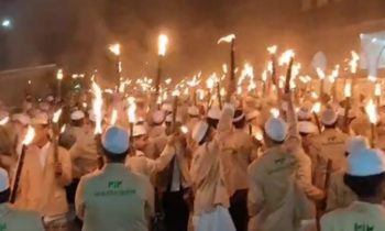 Suasana pawai obor myang digelar Pondok Pesantren Darul Amin Sampit menyambut tahun baru Islam 1445 Hijriah, Selasa malam, 18 Juli 2023.