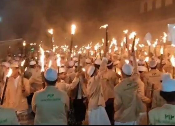 Suasana pawai obor myang digelar Pondok Pesantren Darul Amin Sampit menyambut tahun baru Islam 1445 Hijriah, Selasa malam, 18 Juli 2023.