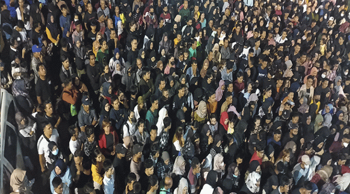 Suasana warga yang berdesakan memasuki lapangan sepak bola Stadion 29 November ingin menyaksikan pembukaan Porprov 2023, Rabu, 26 Juli 2023.
