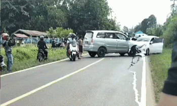 Tangkapan layar kecelakaan melibatkan dua buah mobil yang terjadi di Jalan Tjilik Riwut Km 54 Desa Rubung Buyung Kecamatan Cempaga, Rabu, 5 Juli 2023.