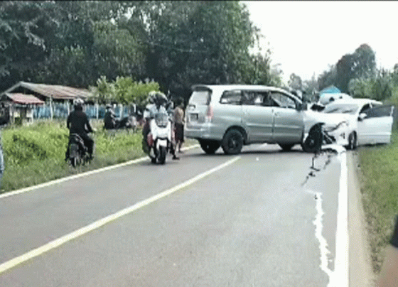 Tangkapan layar kecelakaan melibatkan dua buah mobil yang terjadi di Jalan Tjilik Riwut Km 54 Desa Rubung Buyung Kecamatan Cempaga, Rabu, 5 Juli 2023.