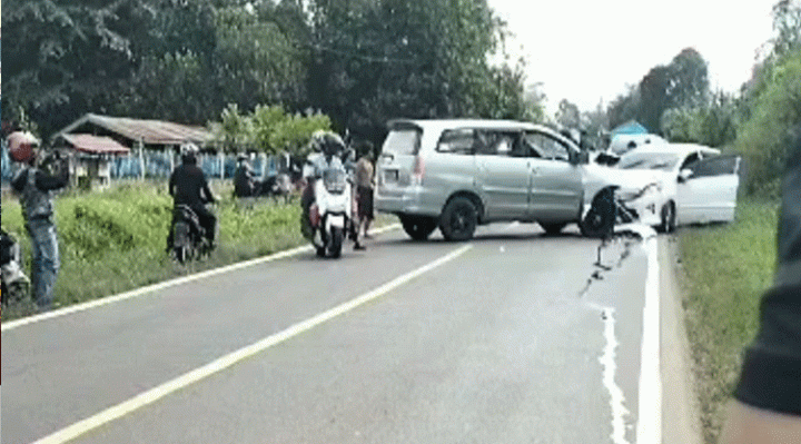 Tangkapan layar kecelakaan melibatkan dua buah mobil yang terjadi di Jalan Tjilik Riwut Km 54 Desa Rubung Buyung Kecamatan Cempaga, Rabu, 5 Juli 2023.