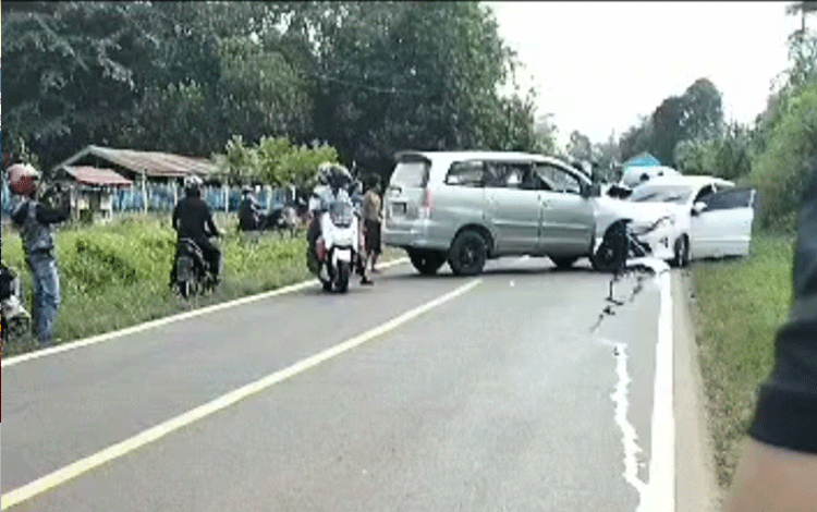 Dua Mobil Tabrakan di Jalan Tjilik Riwut Km 54 Kotim
