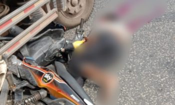 Truk sarat muatan terlibat kecelakaan maut dengan sebuah kendaraan roda dua menyebabkan satu korban meninggal di tempat.