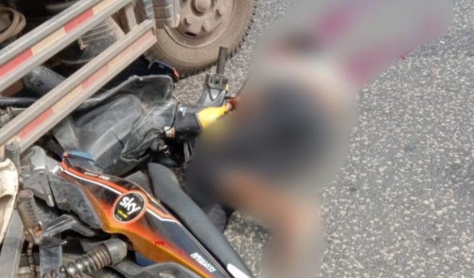 Truk sarat muatan terlibat kecelakaan maut dengan sebuah kendaraan roda dua menyebabkan satu korban meninggal di tempat.