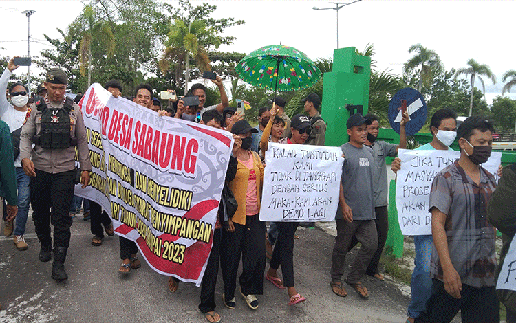 Warga Sabaung Marikit Mendemo Kepala Desa Dituding Korupsi Dana Desa