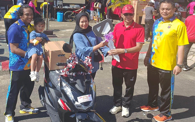 Bupati Murung Raya Serahkan Sepeda Motor untuk Pemenang Undian Jalan Sehat