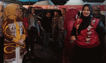 Wakil Bupati Kotawaringin Timur Irawati saat mengunjungi stan kuliner di education culture museum pendidikan dan kuliner, Jumat, 7 Juli 2023.
