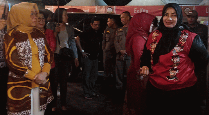 Wakil Bupati Kotawaringin Timur Irawati saat mengunjungi stan kuliner di education culture museum pendidikan dan kuliner, Jumat, 7 Juli 2023.