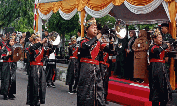 Wakil Bupati Kotim Irawati menyaksikan penampilan drumband saat pawai taaruf, Selasa, 18 Juli 2023.