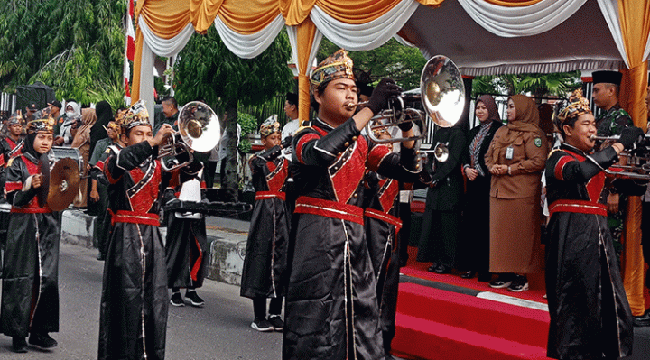 Wakil Bupati Kotim Irawati menyaksikan penampilan drumband saat pawai taaruf, Selasa, 18 Juli 2023.