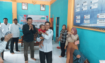 Wakil Bupati Mura Rejikinoor, S.Sos didamping Manajer CSR PT IMK Budhi Bakti saat menggendong bayi di aula Desa Mangkahui, Rabu, 12 Juli 2023.