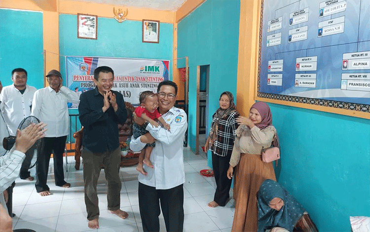 Wabup Rejikinoor Apresiasi PT IMK Salurkan Bantuan untuk Anak Stunting di Mangkahui
