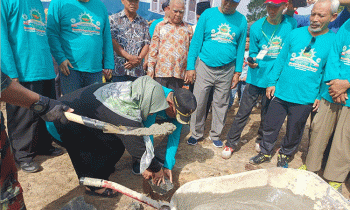 Wakil Bupati Murung Raya Rejikinoor meletakkan batu pertama pembangunan masjid Muhammadiyah Samirhan Hamzah di belakang SMP 5 Murung Raya, Minggu, 21 Mei 2023.