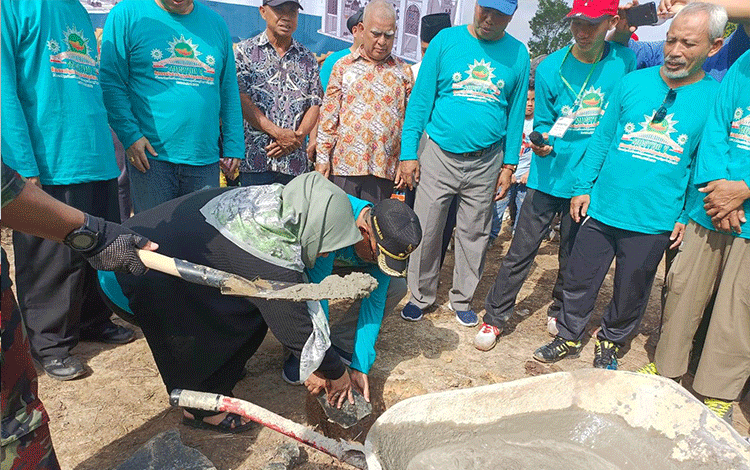 Wabup Murung Raya Lakukan Peletakan Batu Pertama Pembangunan Masjid Muhamadiyah Smairhan Hamzah