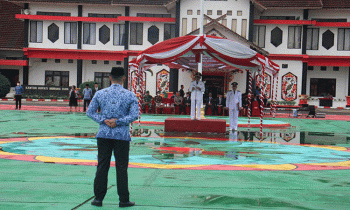 Wakil Bupati Murung Raya Rejikinoor memimpin upacara peringatan Otonomi Daerah XXVII di halaman Kantor Bupati Murung Raya, Sabtu, 29 April 2023.