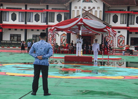 Wakil Bupati Murung Raya Rejikinoor memimpin upacara peringatan Otonomi Daerah XXVII di halaman Kantor Bupati Murung Raya, Sabtu, 29 April 2023.