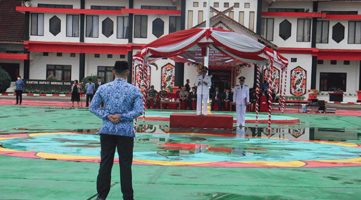 Wakil Bupati Murung Raya Rejikinoor memimpin upacara peringatan Otonomi Daerah XXVII di halaman Kantor Bupati Murung Raya, Sabtu, 29 April 2023.