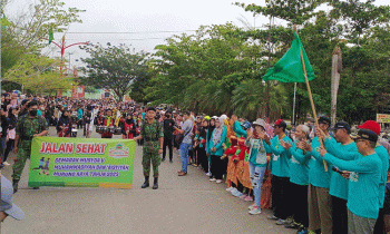 Wakil Bupati Murung Raya Rejikinoor mengibarkan bendera start menandakan jalan sehat dimulai, berlangsung di depan stadion sepak bola Willy M. Yoseph, Minggu, 21 Mei 2023.