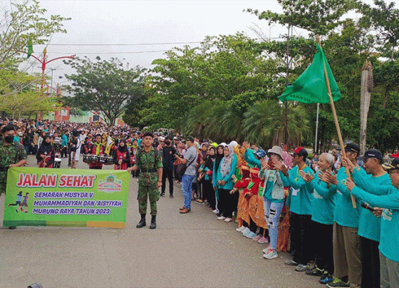Wakil Bupati Murung Raya Rejikinoor mengibarkan bendera start menandakan jalan sehat dimulai, berlangsung di depan stadion sepak bola Willy M. Yoseph, Minggu, 21 Mei 2023.